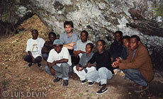 Luis Devin con un gruppo di Pigmei BaAka