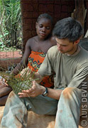 Luis Devin field research - Making of a pygmy basket