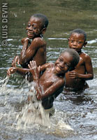 Pygmy children playen water drums