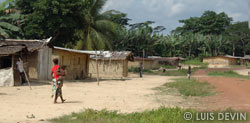 Bakota village with Bakoya Pygmy huts