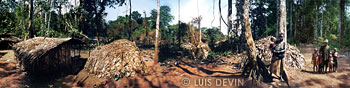 Accampamento di Pigmei Baka nella foresta equatoriale africana