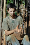 Luis Devin suona un'arpa dei Pigmei Baka