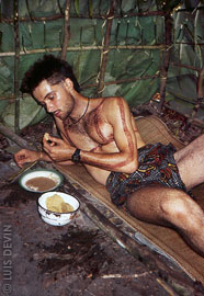 Luis Devin durante un pasto nella capanna speciale del rituale d'iniziazione pigmeo