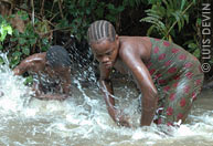Tamburi d'acqua pigmei in un torrente della foresta africana