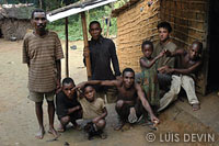 Luis Devin con un gruppo di Pigmei Bakola-Bagyeli in un accampamento