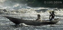 Piroga in un fiume camerunese