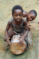 Bambini che suonano un tamburo pigmeo