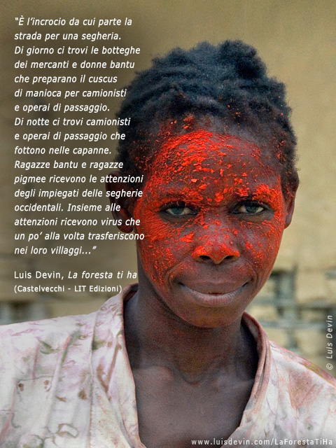 Donna con viso dipinto, dalle ricerche antropologiche di Luis Devin in Africa centrale (Pigmei BaKoya, Gabon)
