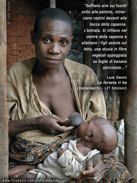 Donna che allatta, dalle ricerche antropologiche di Luis Devin in Africa centrale (Pigmei Baka, Camerun)