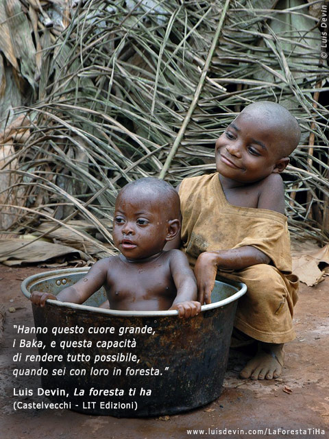 Bambino in pentola, dalle ricerche antropologiche di Luis Devin in Africa centrale (Pigmei Baka, Camerun)