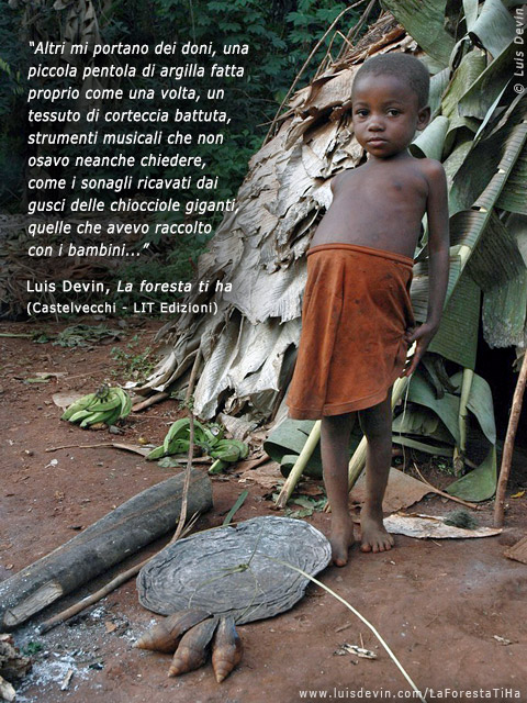 Chiocciole giganti, dalle ricerche antropologiche di Luis Devin in Africa centrale (Pigmei Baka, Camerun)