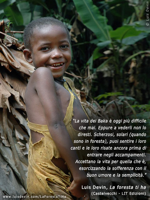 Bambina sorridente, dalle ricerche antropologiche di Luis Devin in Africa centrale (Pigmei Baka, Camerun)