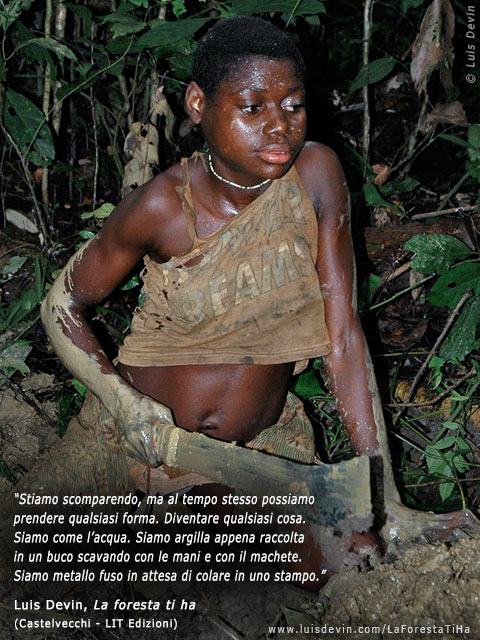 Raccolta dell'argilla, dalle ricerche antropologiche di Luis Devin in Africa centrale (Pigmei Baka, Camerun)