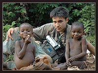Luis Devin con Pigmei Baka nella foresta pluviale del Camerun
