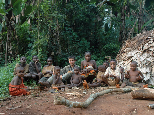 Figli della foresta, dalle ricerche sul campo di Luis Devin in Africa centrale (Pigmei Baka, Camerun)