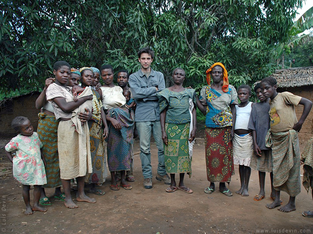 Gruppo di donne, dalle ricerche sul campo di Luis Devin in Africa centrale (Pigmei Bedzan, Camerun)