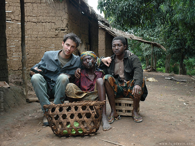 Anziana con pipa, dalle ricerche sul campo di Luis Devin in Africa centrale (Pigmei Bedzan, Camerun)