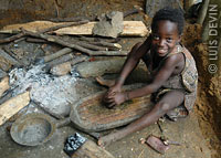 Bakola-bagyeli Pygmy child preparing food