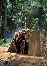 Capanna tradizionale in un accampamento in foresta
