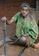 Donna pigmea Baka con machete e cesta per la raccolta