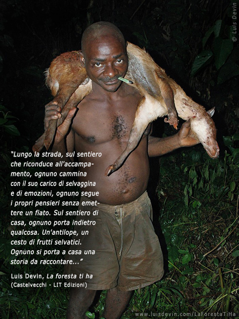 Cacciatore con antilope, dalle ricerche antropologiche di Luis Devin in Africa centrale (Pigmei Baka, Camerun)