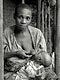 Donna che allatta (Pigmei Baka, Camerun)