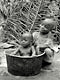Bambino in pentola (Pigmei Baka, Camerun)