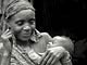 Donna con neonato (Pigmei Baka, Camerun)