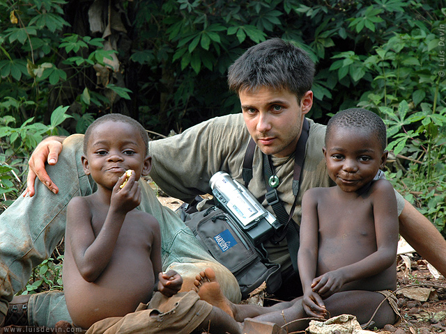 Bambini in foresta, dalle ricerche sul campo di Luis Devin in Africa centrale (Pigmei Baka, Camerun)